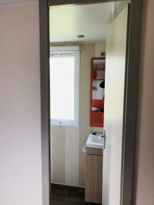 La porte d'accés de la petite chambre à la salle de bain d'un 724
