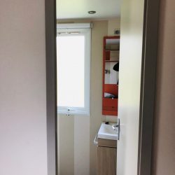 La porte d'accés de la petite chambre à la salle de bain d'un 724