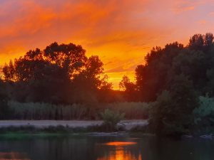 Het meer en de zonsondergang voor uw toekomstige vakanties