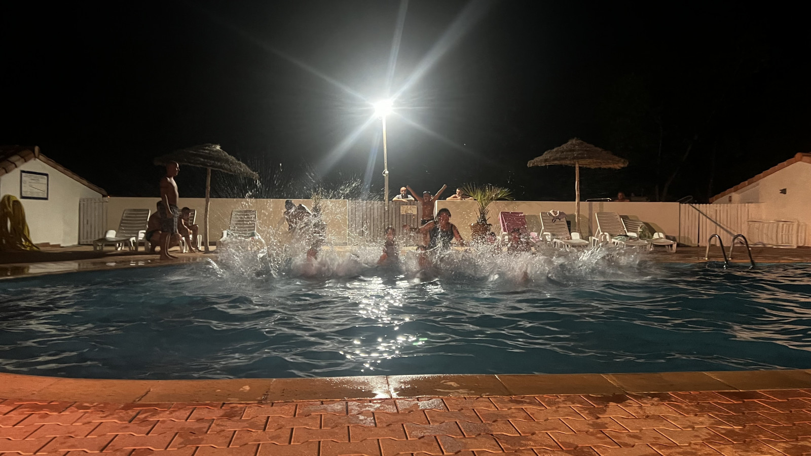 la festa in piscina