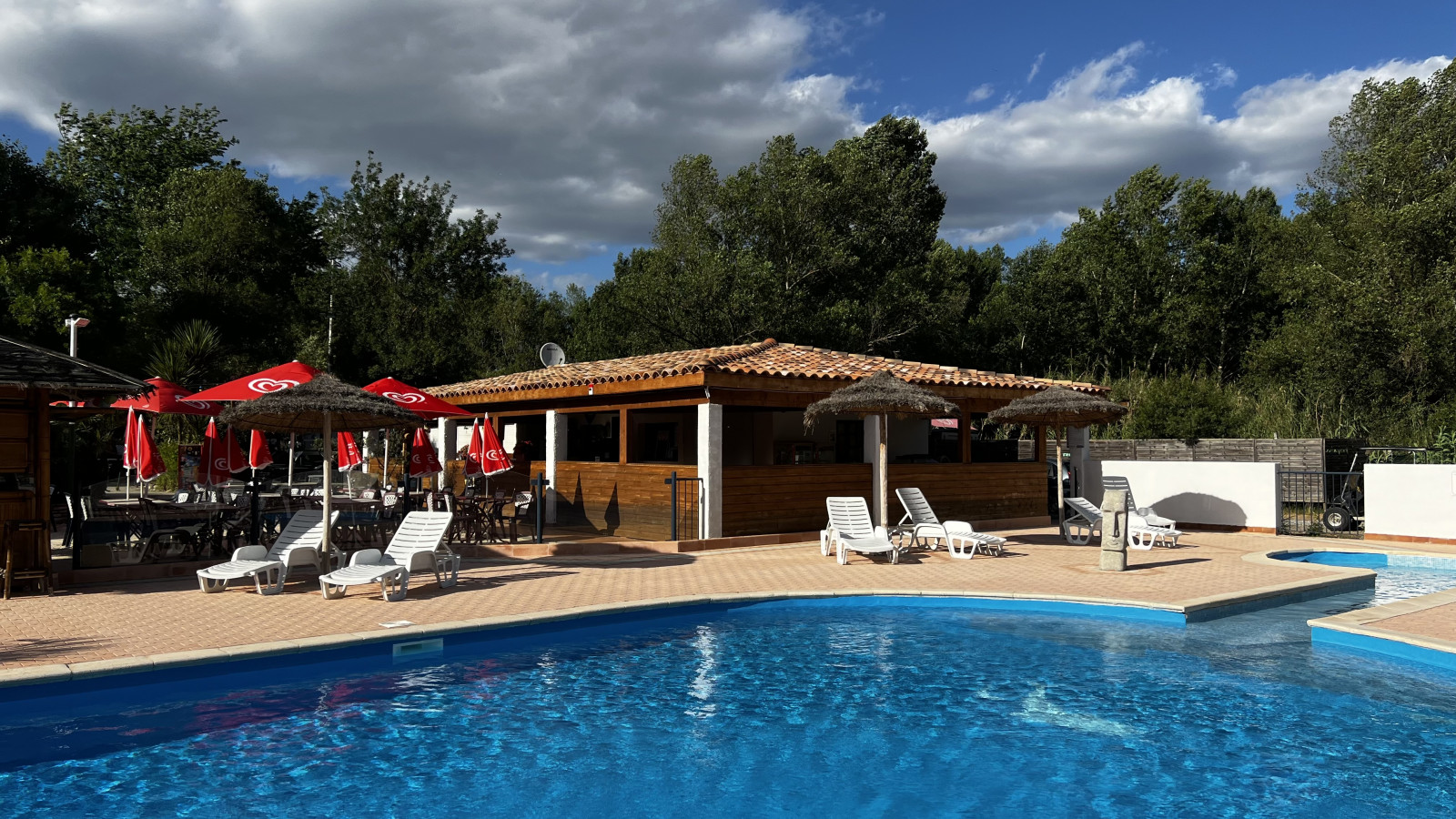 Het zwembad en het restaurant La piscine et le restaurant